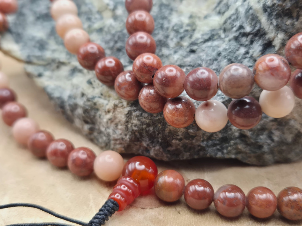 Handgefertigte Mala aus Jaspis mit natürlicher, erdiger Farbstruktur